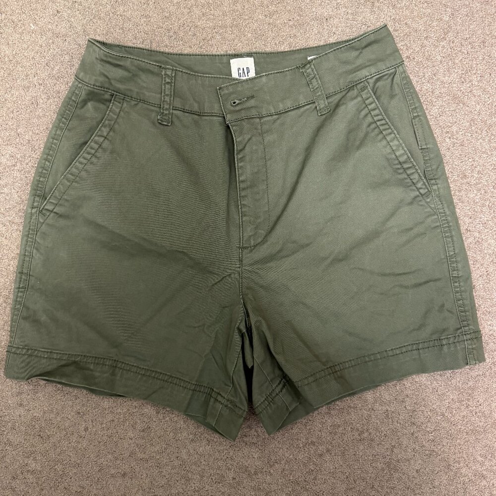 GAP Girlfriend Khaki Shorts (Size 4) - Green